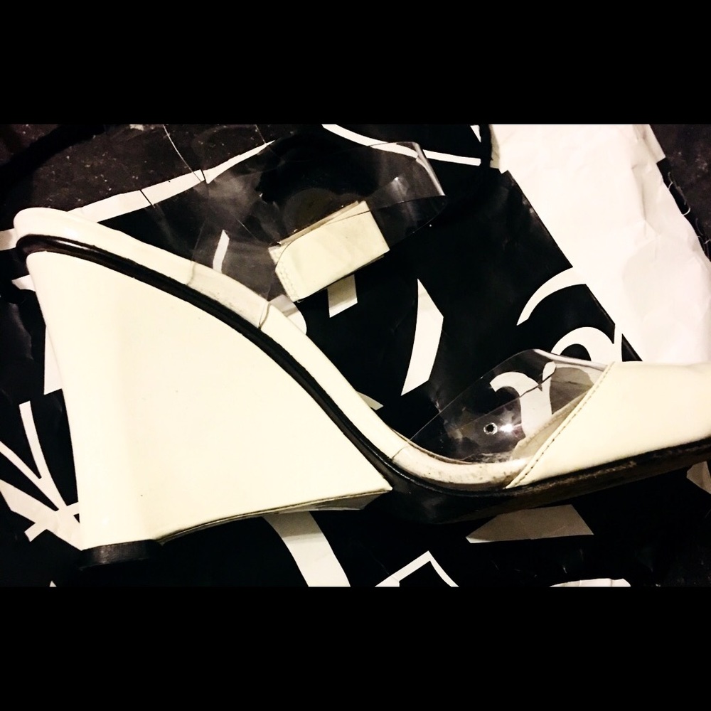 Stuart Weitzman - Picture 2 of 5